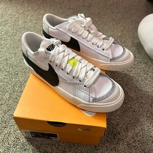 Nike White and Black Sneakers